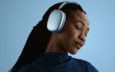 En kvinna med slutna ögon njuter av ljudet från sina ljusblå AirPods Pro Max 2.