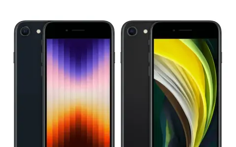Två svarta iPhones, en med en färggrann bakgrund och en med en gulgrön bakgrund. Perfekt iphone se storlek för fickan.