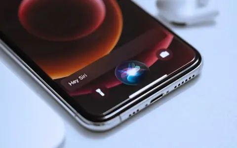 En iPhone visar "Hey Siri" och Siri-ikonen, redo att aktivera röstassistenten.