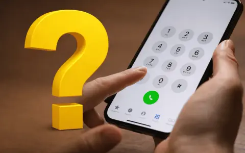 Hur gör man för att flytta simkort till ny mobil? En stor gul fråga och en hand som håller en telefon med knappsatsen framme.