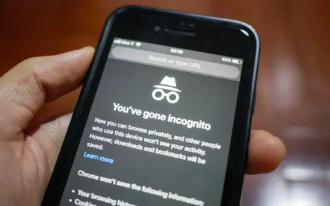 En hand håller en mobiltelefon som visar inkognitoläget i Chrome. Nu kan du ta bort privat surfing och surfa anonymt.