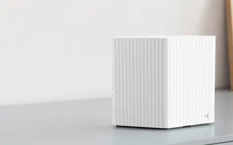 En vit, ribbad router som visar hur fungerar wifi.