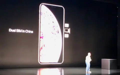 En stor bild av en iPhone visas på en skärm, med texten "Dual SIM in China". Bredvid telefonen syns två små SIM-kort.