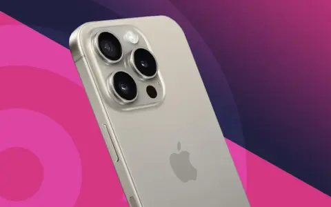En silverfärgad iPhone med en imponerande trippelkamera, perfekt för att fånga dina bästa ögonblick. Den här iPhone med bra kamera är redo att dokumentera allt.