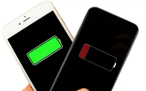 Två iPhones visar batteristatus: en fulladdad (grön) och en nästan urladdad (röd). Jämför iPhone 13 batterikapacitet.
