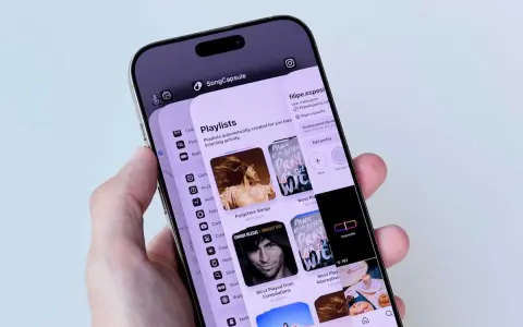 En person håller en telefon som visar appen SongCapsule. Det är enkelt att kopiera appar till ny telefon med denna app.