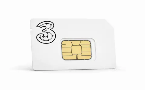 Ett vitt kontantkort med Tre-logotypen och ett guldfärgat chip. Perfekt för dig som vill ha flexibilitet med ditt mobilabonnemang.