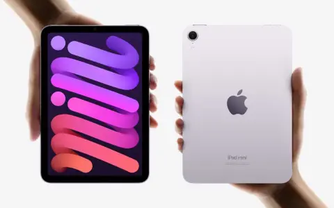 Två händer håller varsin iPad mini. Den vänstra visar en färgstark bakgrund, den högra visar baksidan med Apple-loggan. Nya iPad generationer.
