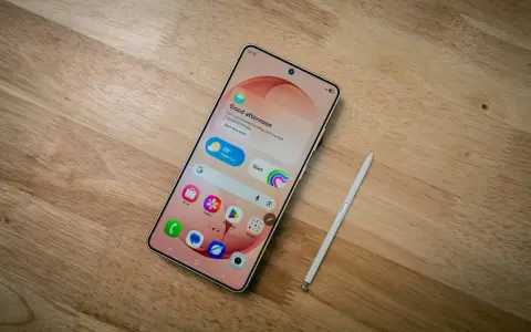 Samsung-telefon med stylus och simkort. En skärm visar "Good afternoon" och väder.