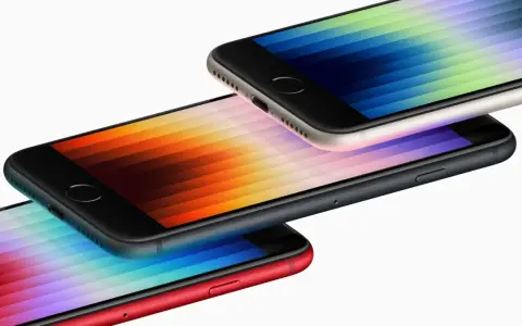 Tre iPhones i olika färger, alla med hemknapp, staplade på varandra.