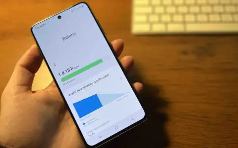 Telefon visar att det finns 1 dag och 18 timmar kvar på batteriet. Bra att veta hur mycket batteri jag har!