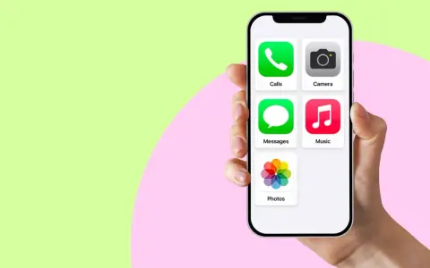 En hand håller en iPhone 13 med ikoner för samtal, meddelanden, kamera, musik och foton.