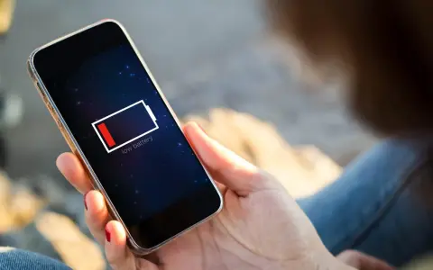 En person håller en mobil med lågt batteri. Kanske 5G drar mer batteri än väntat.