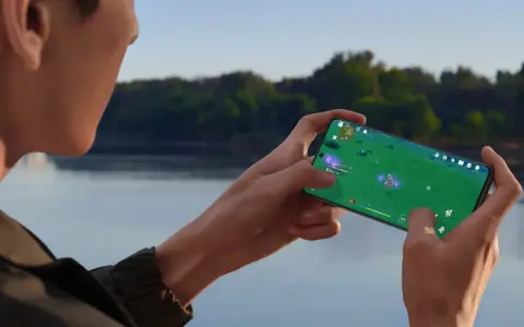 Person spelar mobilspel vid vattnet. Telefonen blir varm och drar batteri, men spelet är fängslande.