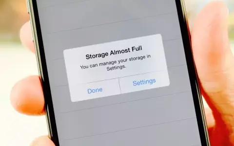iPhone-skärm visar "Lagringen är nästan full". Dags att rensa systemdata på din iPhone för mer utrymme.