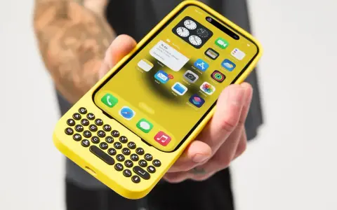 En gul iPhone med ett utskjutbart tangentbord. Knappljudet på iPhone hörs när man skriver.