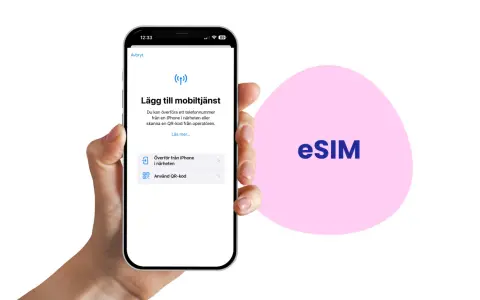 En hand håller en iPhone som visar hur man lägger till en mobiltjänst med eSIM. Frågan "hur många esim kan man ha" besvaras indirekt genom att visa möjligheten att lägga till en ny tjänst.