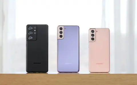 Tre Samsung-telefoner i olika färger: svart, lila och rosa. Perfekt för dig som vill uppdatera din Samsung-telefon med en ny modell.