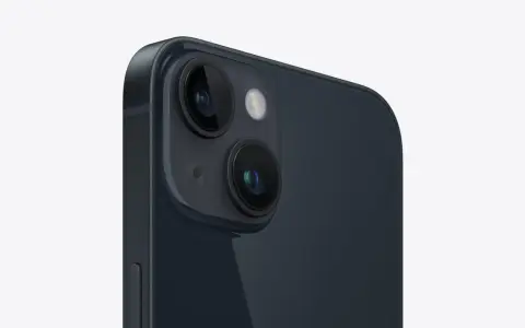 Närbild på den dubbla iPhone 14 kameran i mörkblått.