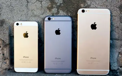 Tre iPhones i olika storlekar och färger, en guld, en grå och en roséguld. Kanske en iPhone 7 32 eller 128 GB?