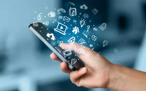En hand håller en smartphone med ikoner som flyger ut, som symboliserar gratis appar för Android.