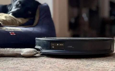 En robotdammsugare med lidar scanner nära en hunds bädd.