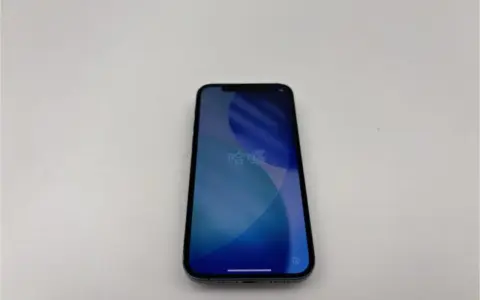 En iPhone med kinesiska tecken på skärmen. För att hitta ditt iPhone serienummer, kolla under inställningar.
