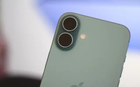 En ljusgrön iPhone SE 4 med dubbla kameror och blixt.
