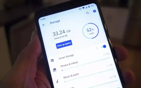 En Samsung-telefon visar lagringsutrymme. För att frigöra plats, avinstallera appar som tar upp mycket utrymme.