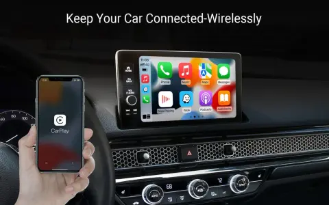 Koppla iPhone till bilen via Bluetooth för trådlös uppkoppling. CarPlay visas på bilens skärm och i handen.