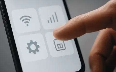 Finger pekar på SIM-kortikonen på en skärm, vilket indikerar inställningar för en dual SIM telefon.