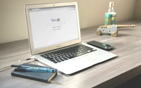 En MacBook Air med Google på skärmen. Dags att rensa historik på iPad?