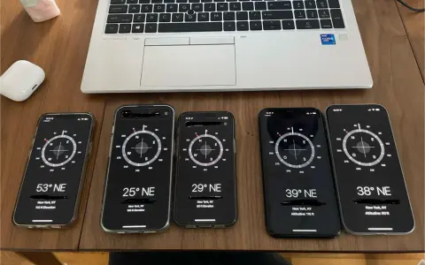 Fem iPhones visar kompass-appar. En laptop och AirPods ligger bredvid.