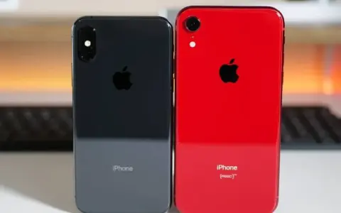 Två iPhones sida vid sida: en mörkgrå iPhone XS och en röd iPhone XR.