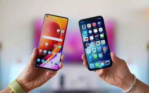 Två händer håller upp varsin smartphone. Den ena visar en Android-telefon, den andra en iPhone. Kanske dags att flytta till iOS?