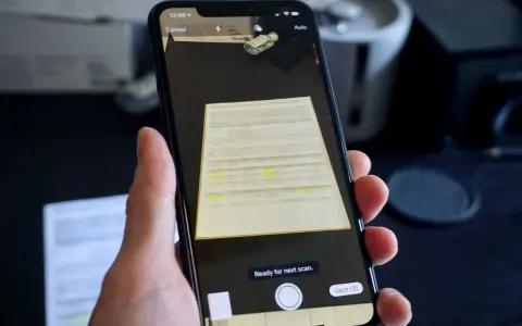 En hand håller en iPhone för att scanna ett dokument. Skärmen visar en förhandsgranskning av det skannade dokumentet och alternativ för att avbryta eller spara.