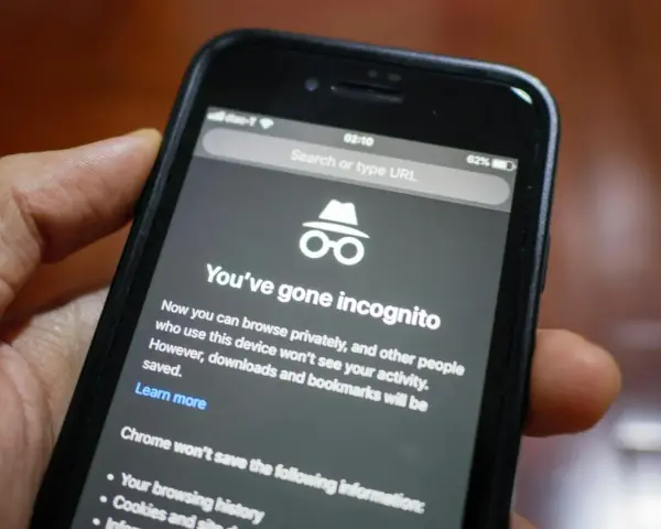 En hand håller en mobiltelefon som visar inkognitoläget i Chrome. Nu kan du ta bort privat surfing och surfa anonymt.