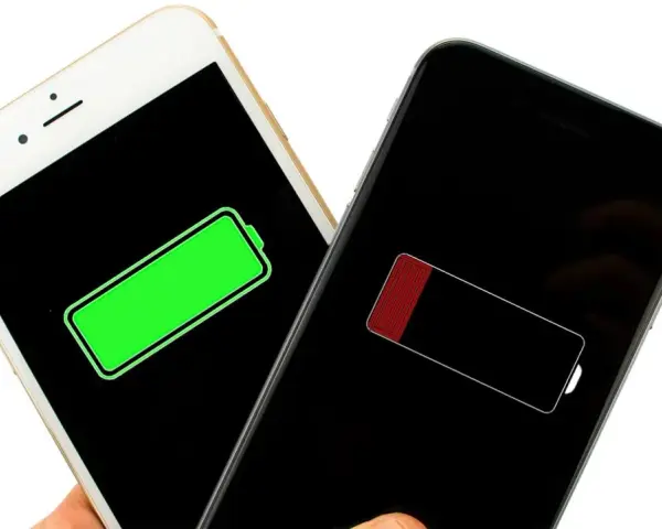 Två iPhones visar batteristatus: en fulladdad (grön) och en nästan urladdad (röd). Jämför iPhone 13 batterikapacitet.