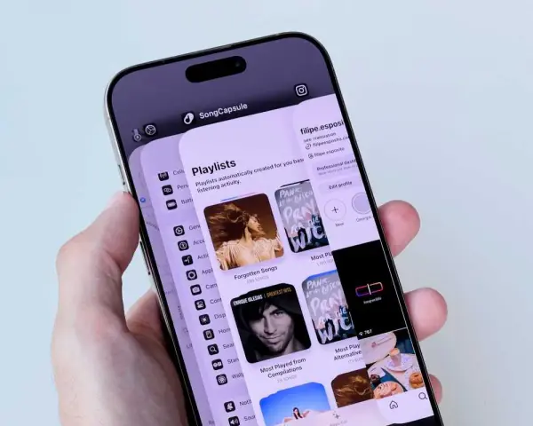 En person håller en telefon som visar appen SongCapsule. Det är enkelt att kopiera appar till ny telefon med denna app.