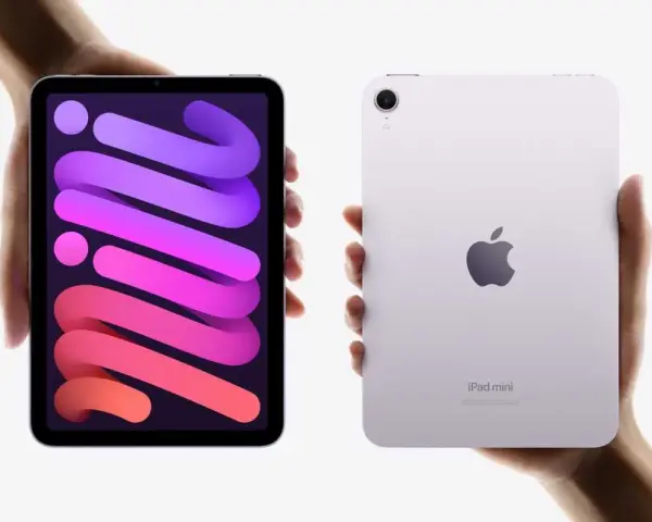 Två händer håller varsin iPad mini. Den vänstra visar en färgstark bakgrund, den högra visar baksidan med Apple-loggan. Nya iPad generationer.