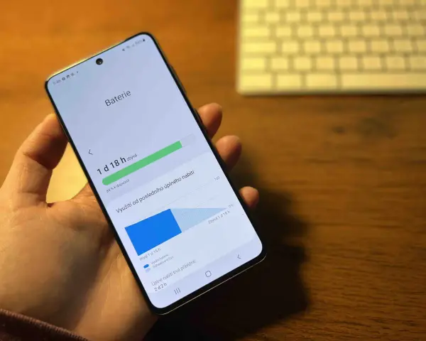 Telefon visar att det finns 1 dag och 18 timmar kvar på batteriet. Bra att veta hur mycket batteri jag har!