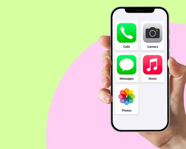 En hand håller en iPhone 13 med ikoner för samtal, meddelanden, kamera, musik och foton.