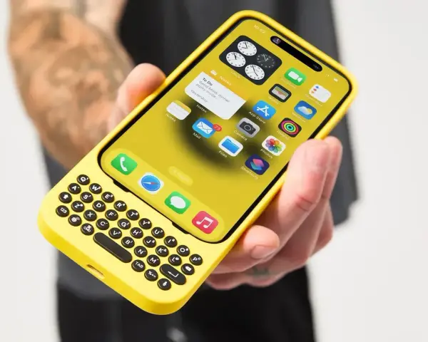 En gul iPhone med ett utskjutbart tangentbord. Knappljudet på iPhone hörs när man skriver.