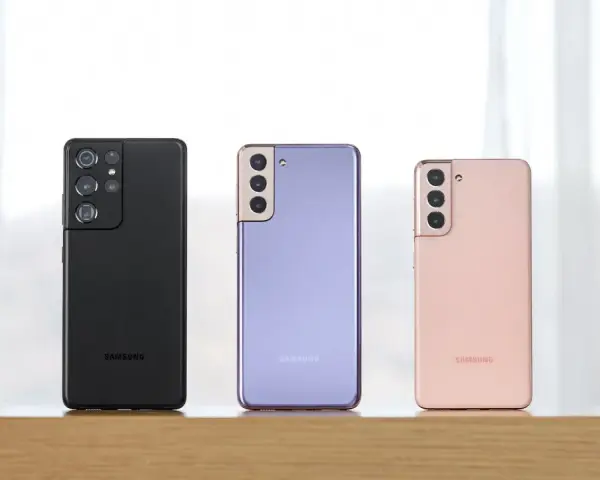 Tre Samsung-telefoner i olika färger: svart, lila och rosa. Perfekt för dig som vill uppdatera din Samsung-telefon med en ny modell.