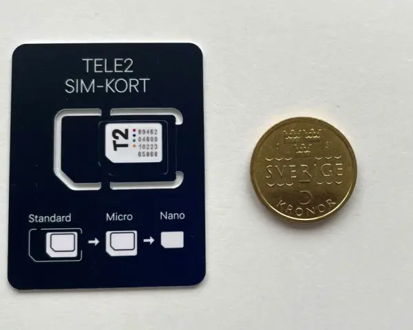 Ett Tele2 SIM-kort med utbrytbara delar för olika storlekar. Bredvid ligger en femkronorsmynt. Frågan om man kan ha två simkort med samma nummer är relevant för att hantera flera enheter.