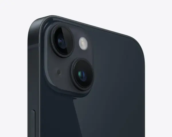 Närbild på den dubbla iPhone 14 kameran i mörkblått.