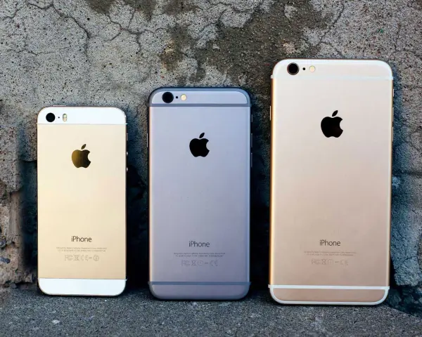 Tre iPhones i olika storlekar och färger, en guld, en grå och en roséguld. Kanske en iPhone 7 32 eller 128 GB?