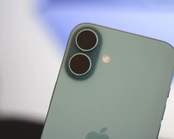 En ljusgrön iPhone SE 4 med dubbla kameror och blixt.