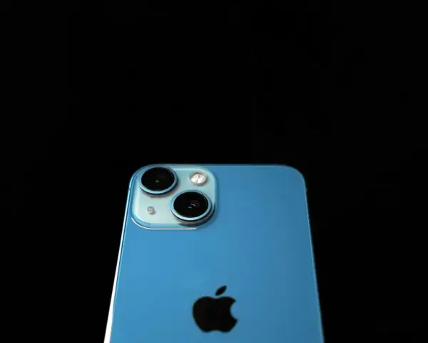 Blå iPhone med dubbla kameror och Apple-logga. Denna apple a16-enhet är redo att fånga dina minnen.