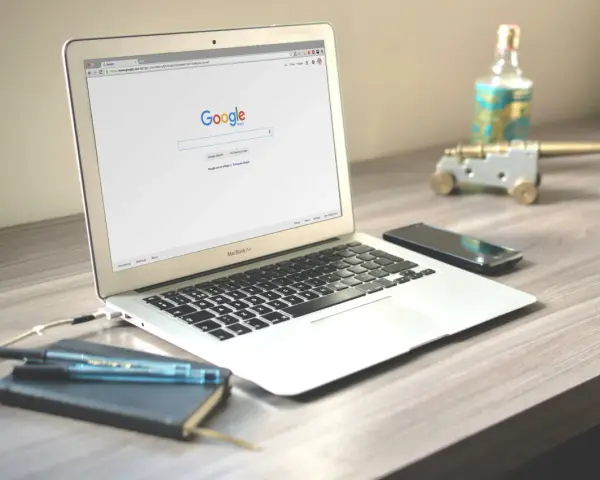 En MacBook Air med Google på skärmen. Dags att rensa historik på iPad?